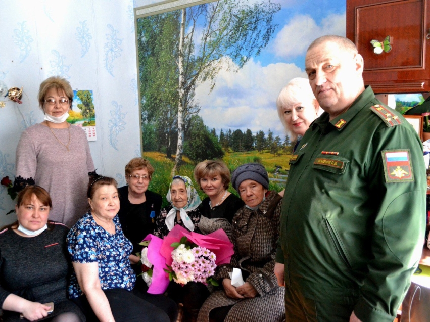 Фронтовая медсестра Наталья Азеева отметила 104-й день рождения 
